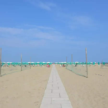 Lido Retreat Near Beach *